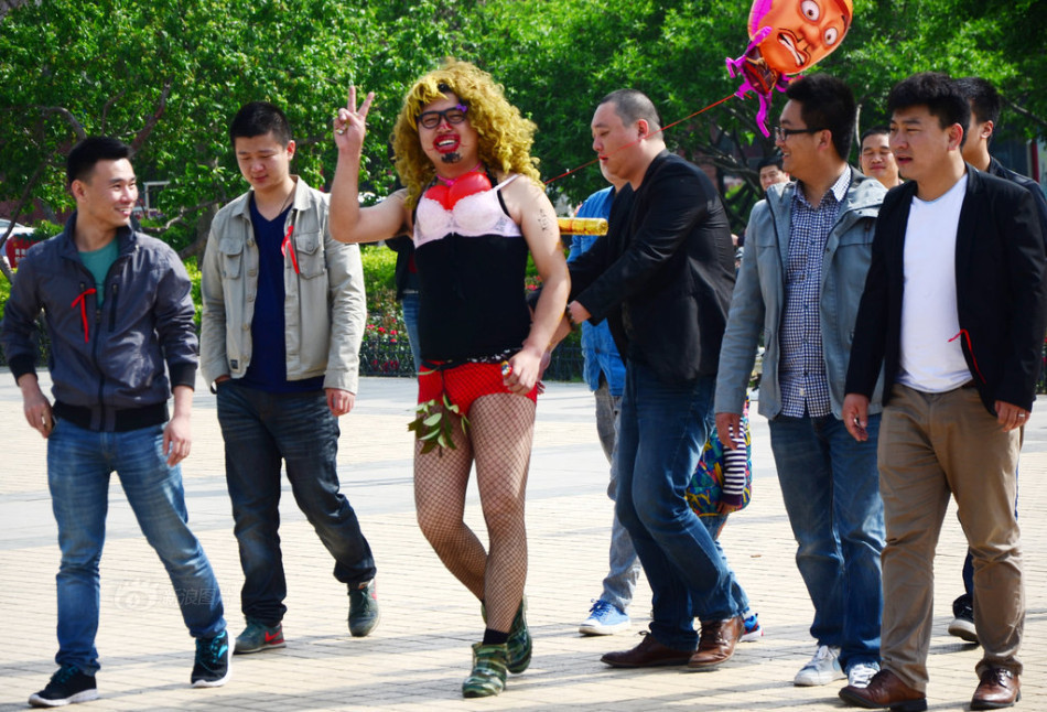 滨州新郎穿八戒装游街 被绑电线杆