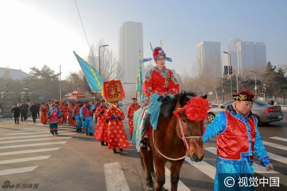 新郎官骑马迎亲引围观