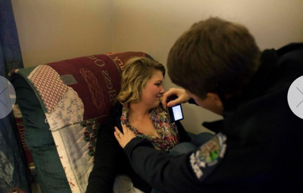 摄影师意外拍到家暴现场 现场残忍