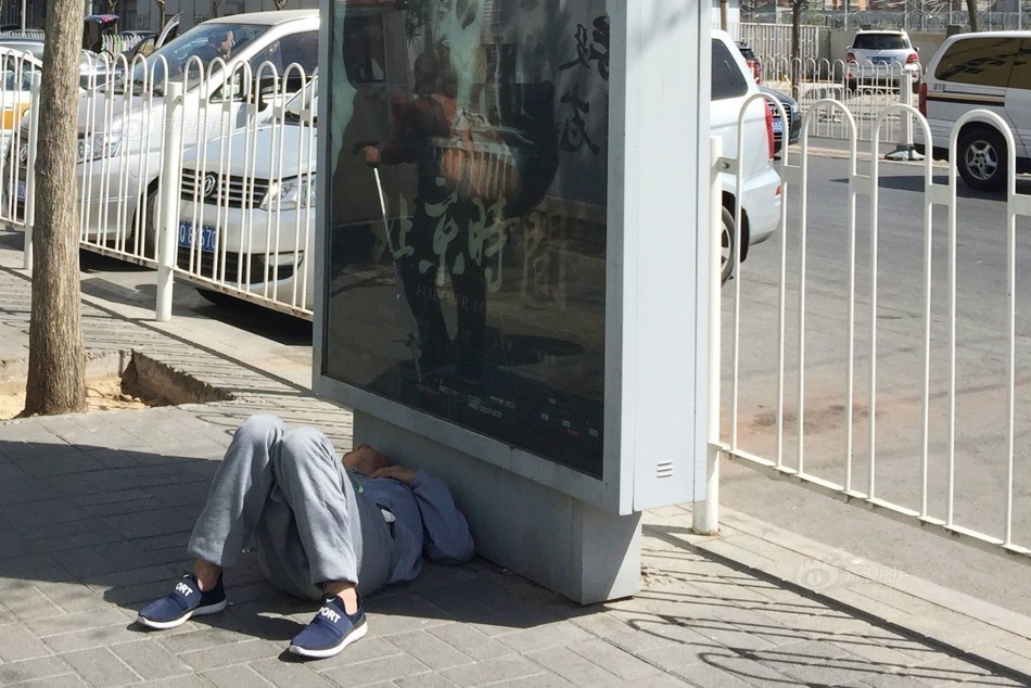 街头千姿睡相 看尽人间百态