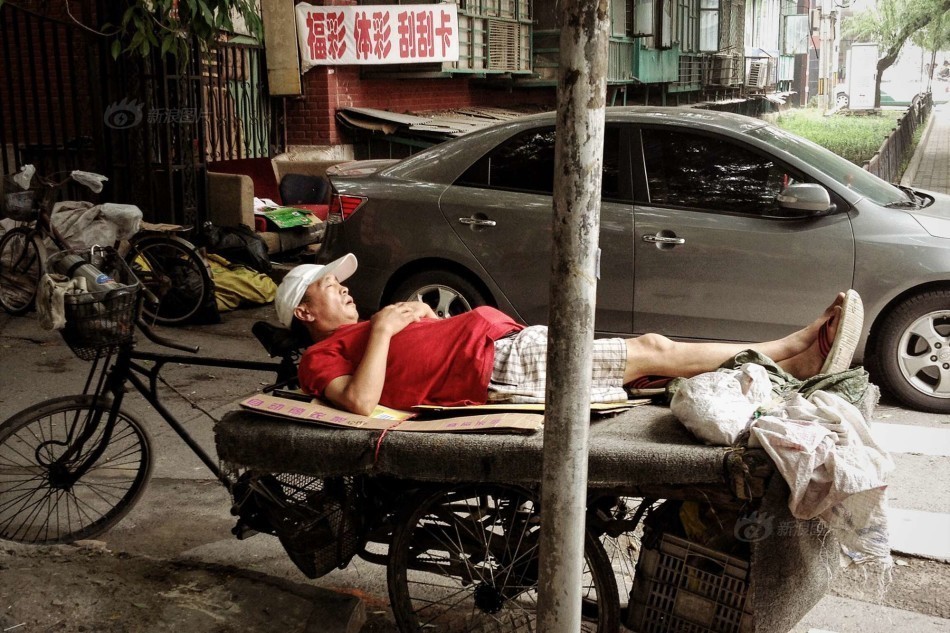 街头千姿睡相 看尽人间百态