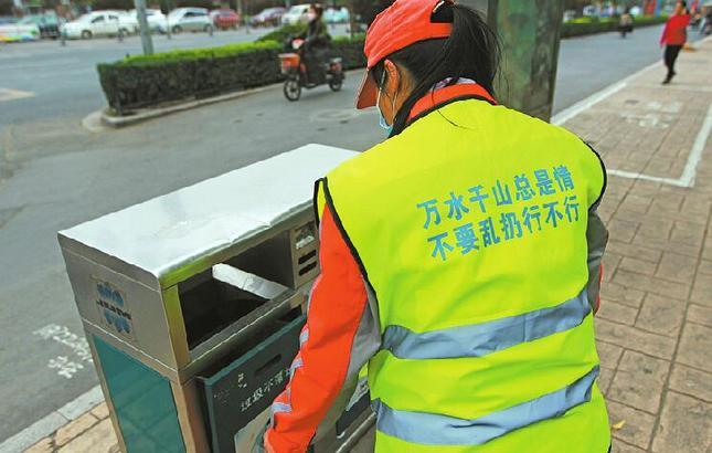 萌萌哒 济南环卫工人创意马甲萌翻路人