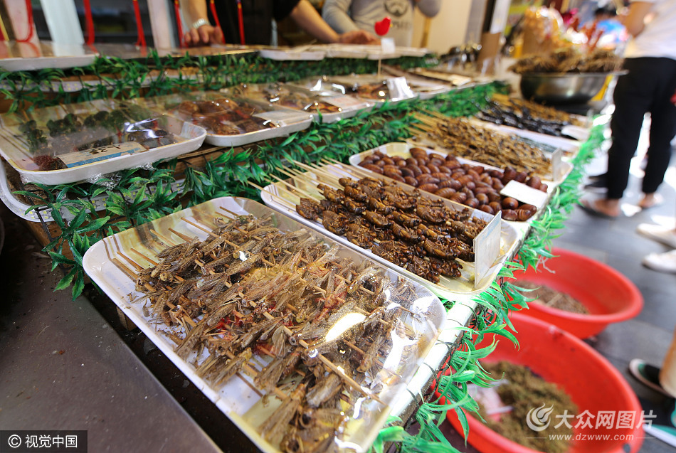 五一假日期间,有百年历史的青岛劈柴院推出琳琅满目的海鲜美食风味