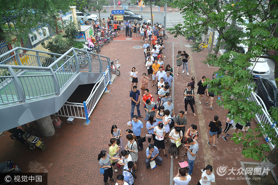 日照幼儿园招生 家长打地铺通宵排队报名
