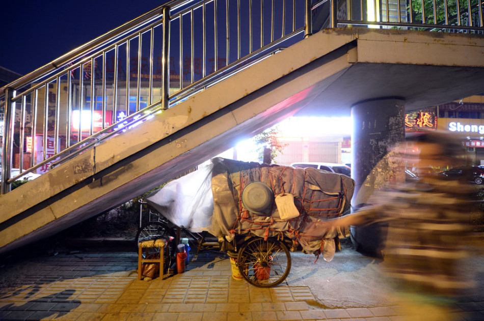 老人被三子遗弃 三轮车搭棚街头漂泊