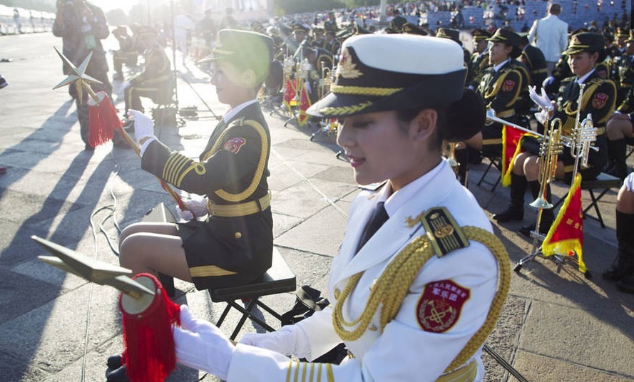 图为9月3日晨,在北京天安门广场前,联合军乐团整装待发.