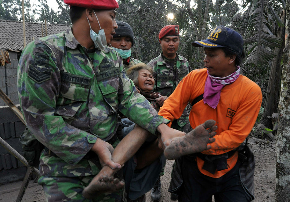 特种部队强行抬走一位拒绝撤退的老太太