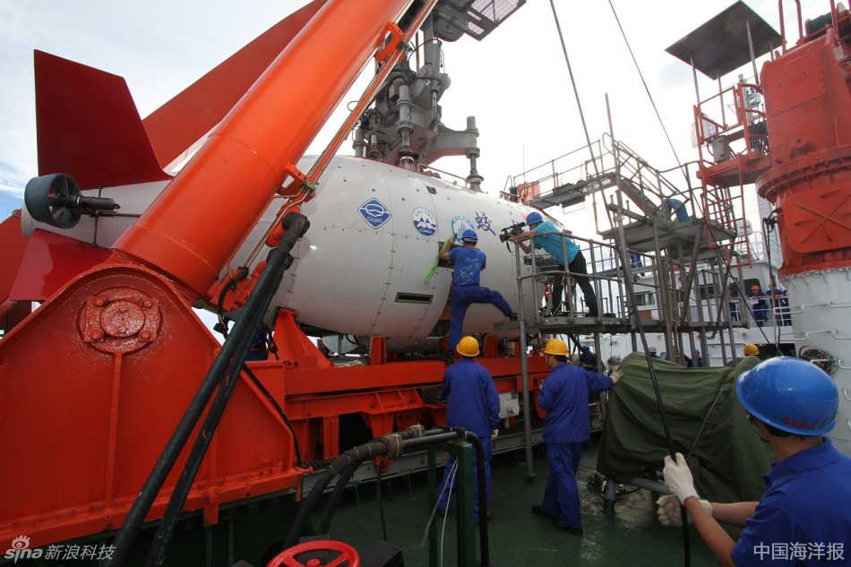 蛟龙号6900多米海底工作采样照片曝光