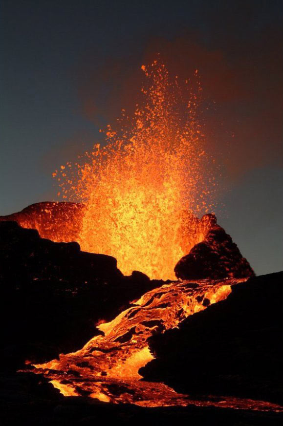 12大值得冒险美丽火山:游客可空中观赏壮观景色