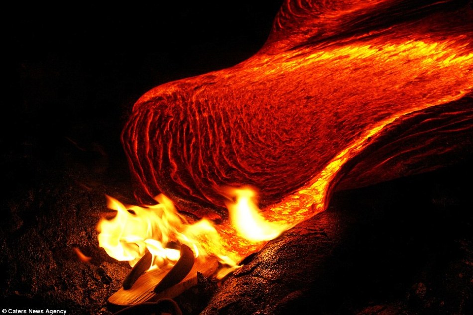 火山炽热岩浆入海壮观景象:蒸汽制造美丽彩虹