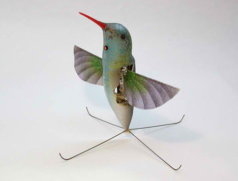 盘点十大机器动物:蟑螂改造后可遥控