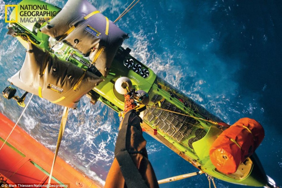 卡梅隆回顾乘坐潜水器探秘地球海洋最深处