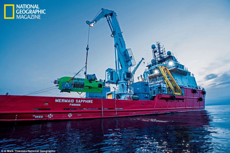 卡梅隆回顾乘坐潜水器探秘地球海洋最深处