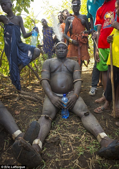 埃塞俄比亚古老部落男人喝牛血争夺最胖荣誉()