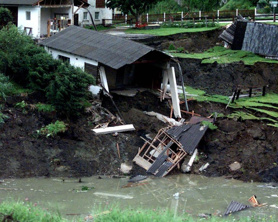 世界著名坍塌巨型深坑:房屋陷落水满成湖