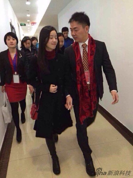 刘强东牵手奶茶出席活动