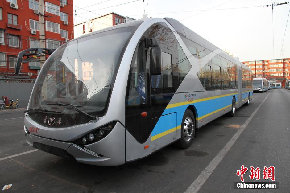 北京18米长新型电动公交车电鲶鱼亮相
