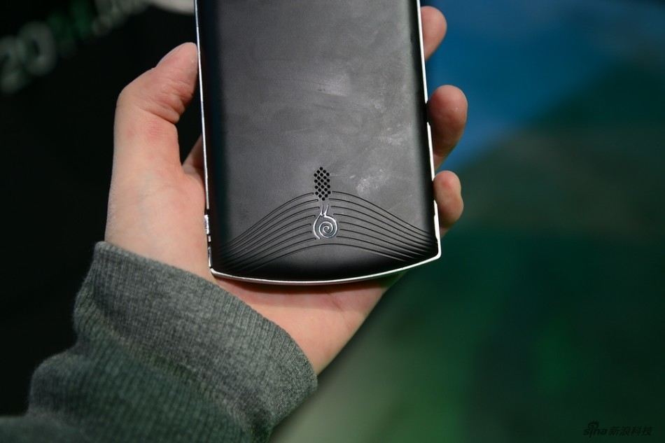 支持裸眼3d显示 蜗牛w 3d游戏手机现场实拍