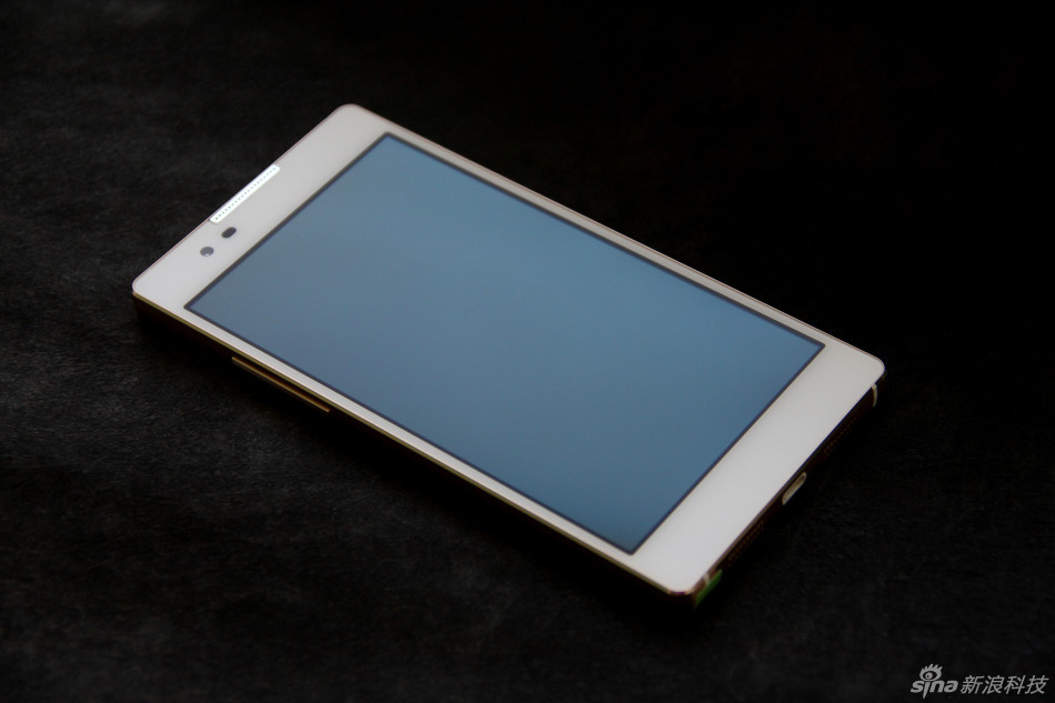 这部手机后置1300万像素索尼imx214摄像头,最大光圈f/1.8,具备ois光