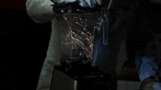 疯狂:磁铁丢进搅拌机