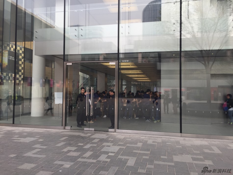 苹果店体验手表试戴