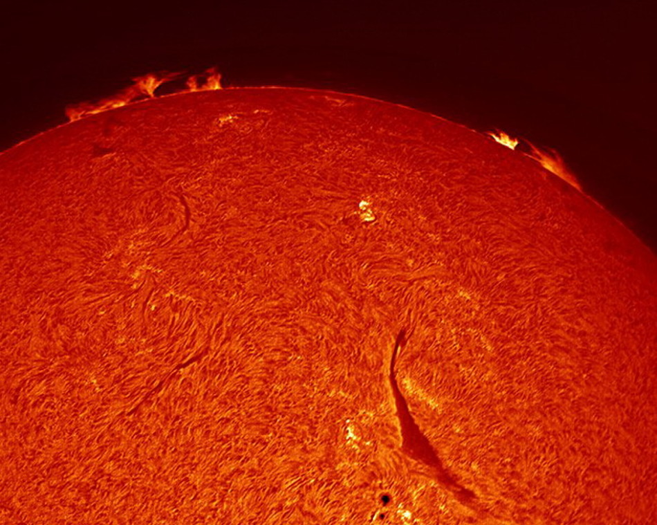 拉莫斯携队友摆博尔特标志动作 又冷又怕报警求温暖