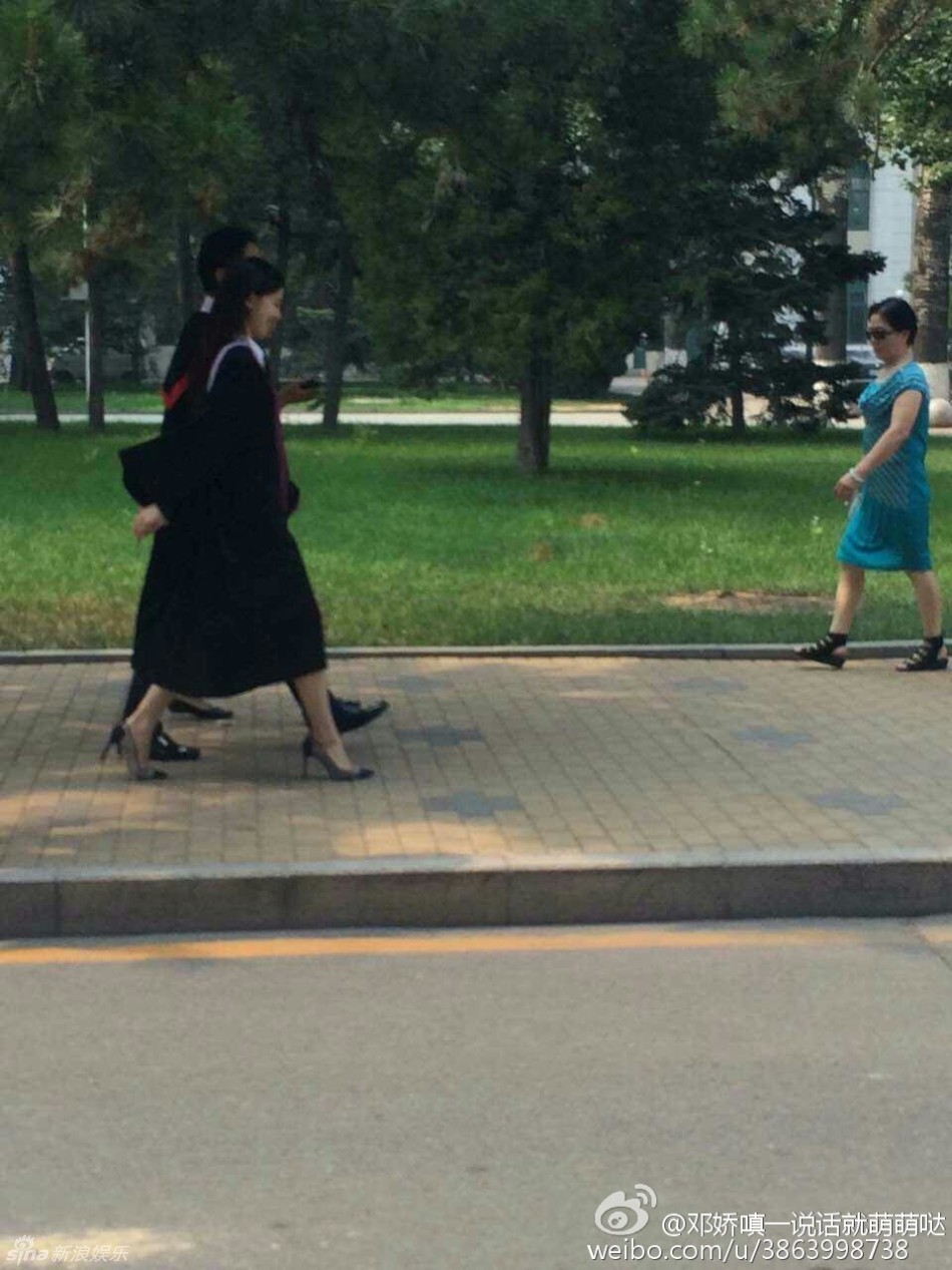 刘强东陪奶茶拍毕业照