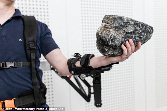 robo-mate外骨骼系统的手臂模组设计非常复杂精细,可完全模拟穿戴者