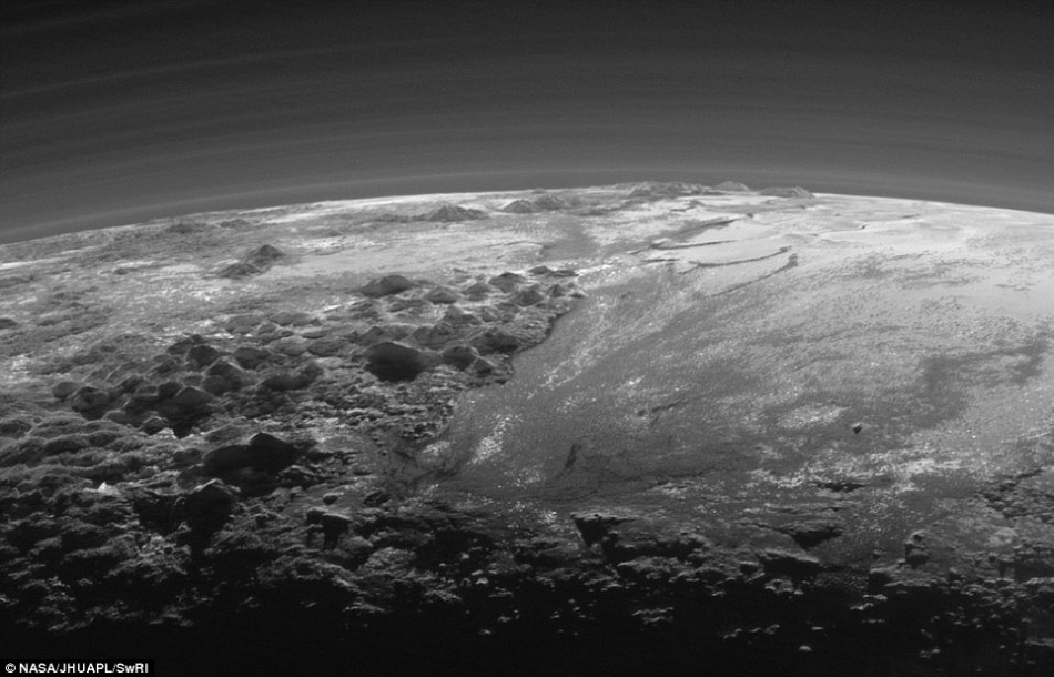 从冥王星背面射来的阳光照亮了冥王星表面十余层稀薄的大气层,这张