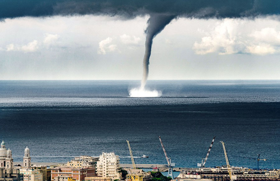 意大利海面现巨型龙吸水场面壮观