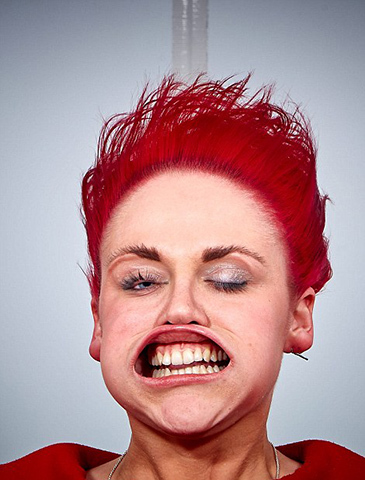 超级强风摄影棚体验吹袭刺激感:面部肌肉扭曲