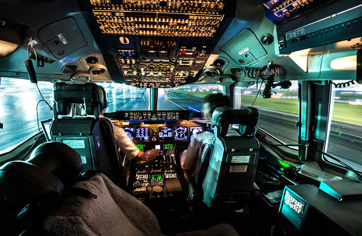 乘客们在飞机上也能看见景色,可是却远不如我在驾驶舱内720_469