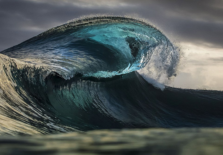 摄影师冒生命危险拍摄巨浪景象迷人