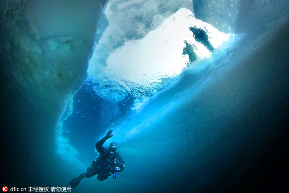 摄影师潜入30米深海拍摄海底冰山 画面极为壮观