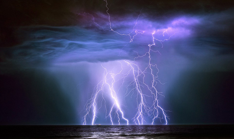 2016罕见天气奇观美不胜收强烈闪电与银河