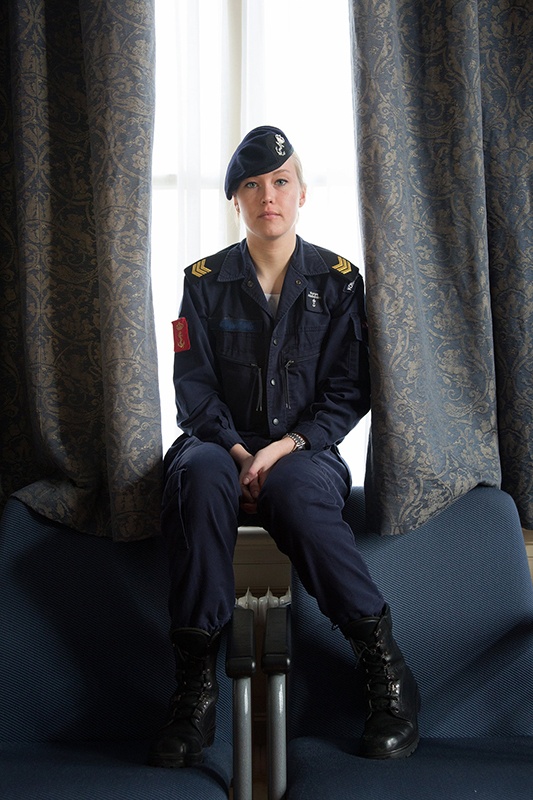 制服背后 荷兰海军女兵穿军装与休闲装对比