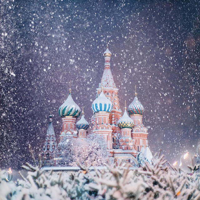 而在其近日创作的一系列以莫斯科雪夜景观为主题的摄影作品中,摄影师