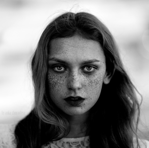 但随着时代的变迁,这种观念也在默默的变化着,越来越多长满雀斑的模特