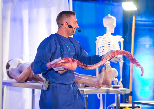 重口味!英上演"人体解剖秀" 边用晚餐边欣赏