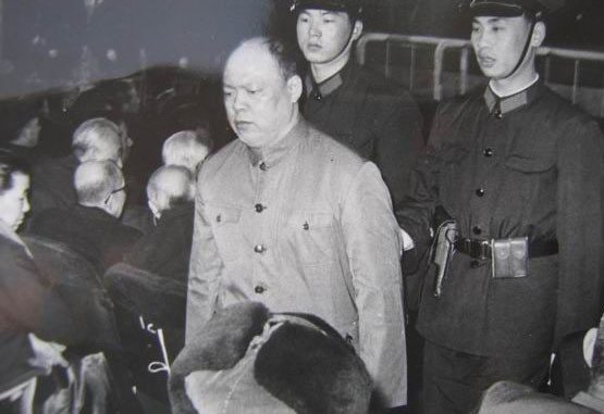 审判四人帮现场