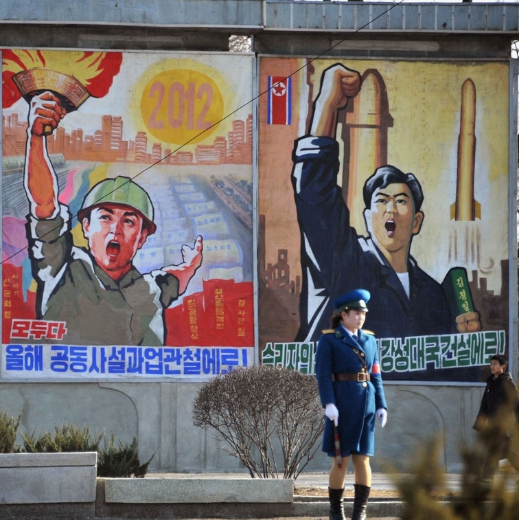 当地时间2012年3月25日,朝鲜平壤,街道上的宣传画.