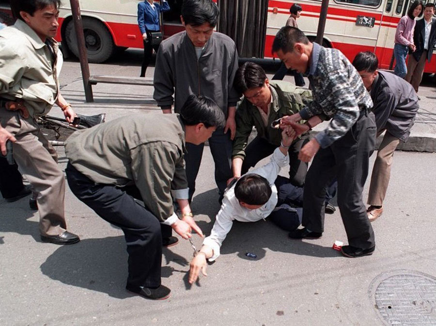 自动播放 下载原图 图为北京便衣警察在街头突击抓捕一名犯罪嫌疑分子