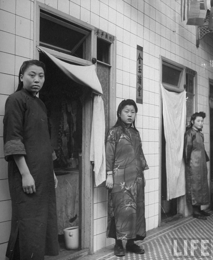 中国沈阳.妓女们站在妓院门口招揽客人.