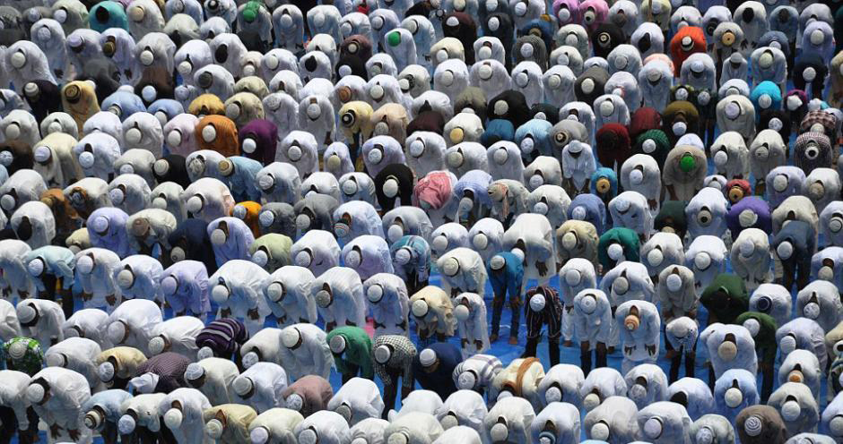 世界各地穆斯林虔诚礼拜迎接开斋节