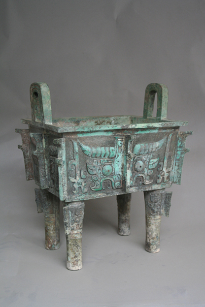 兽面纹铜方鼎(西周):出土于洛阳北窑庞家沟西周墓.