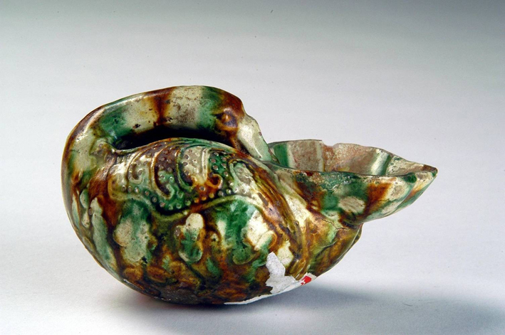 唐三彩鸭衔荷叶杯:出土于洛阳.