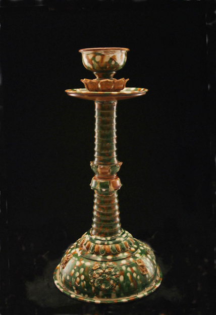 唐三彩灯:出土于洛阳市吉利区.分为盏,盘,柱,座四部分.