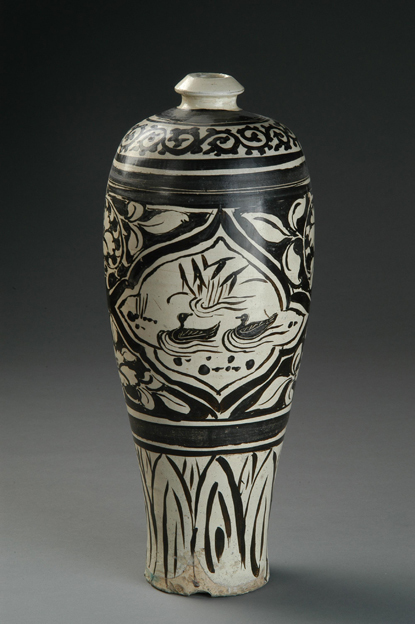 白釉黑花鸭戏纹梅瓶(宋代):宜阳县东王庄洞沟村出土.