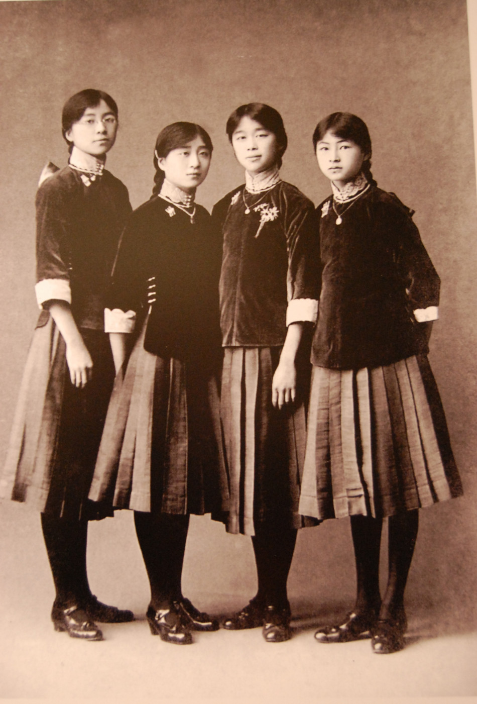 1916年,12岁的林徽因(右一)与表姐妹们身穿北京培华女子中学的校服