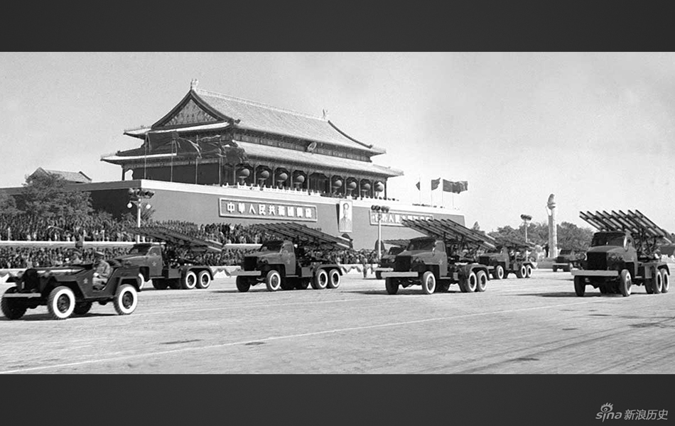 1952年10月1日,中国人民解放军火箭炮部队经过天安门广场.